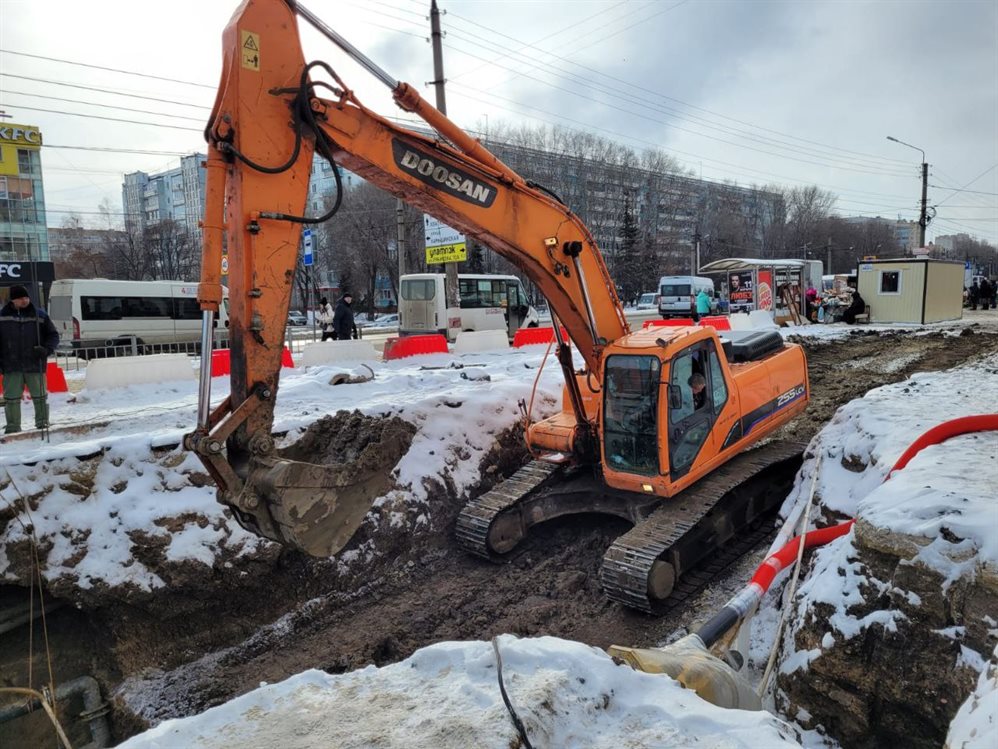 На аварийном канализационном коллекторе на улице Рябикова продолжаются работы