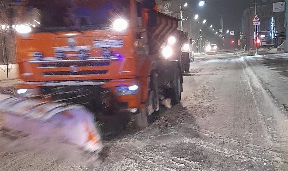 Ночью улицы Ульяновска очищали от снега 80 специальных машин