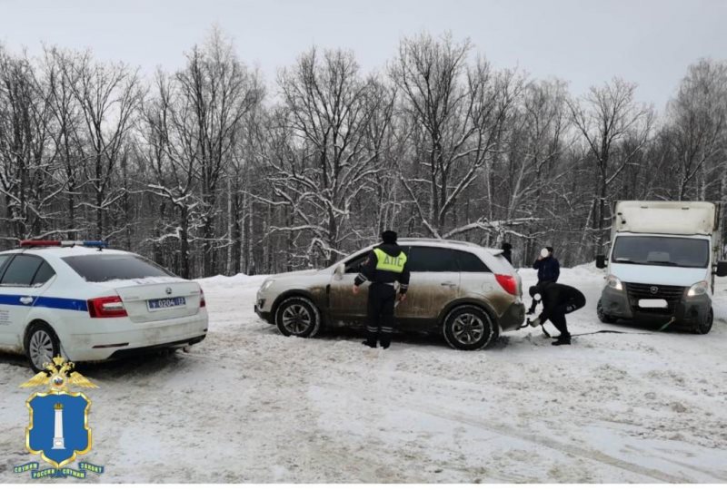 Ульяновские автоинспекторы помогли трём водителям, попавшим в трудную ситуацию
