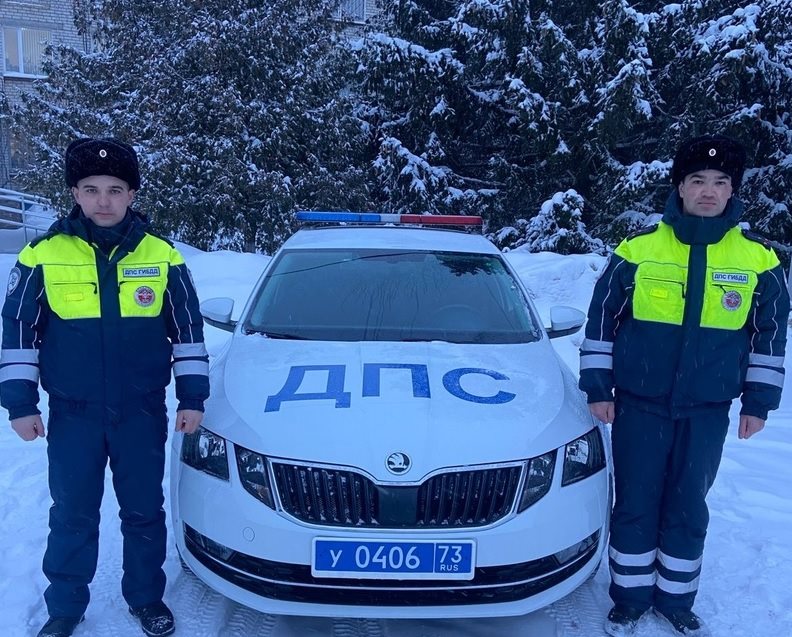 Инспекторы помогли ульяновскому врачу высвободить автомобиль из снежного плена