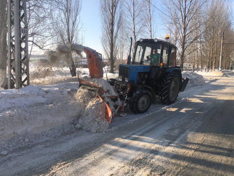 Дорожные службы очищают улицы Ульяновска от наледи