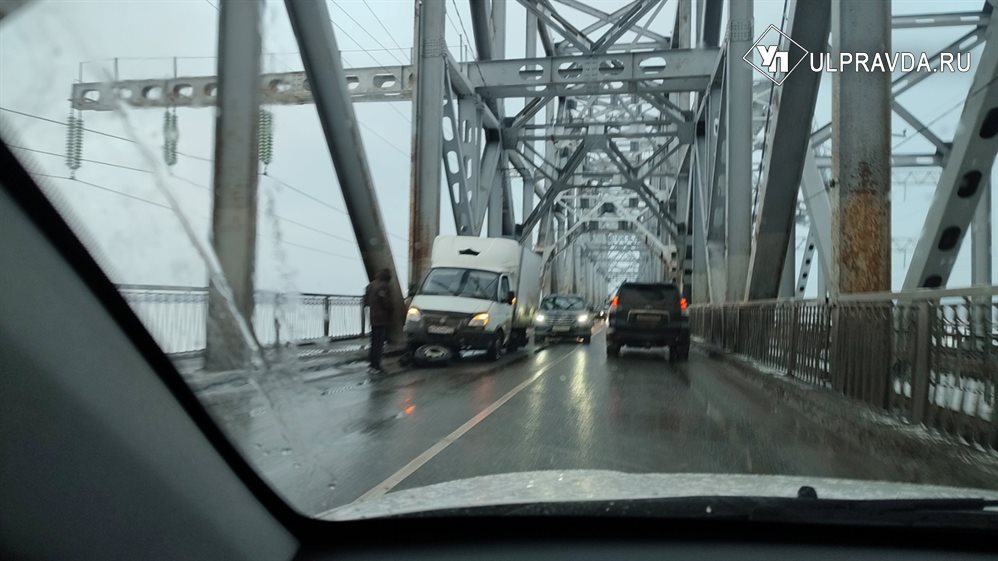 В Ульяновске на Императорском мосту у «ГАЗели» оторвало колесо