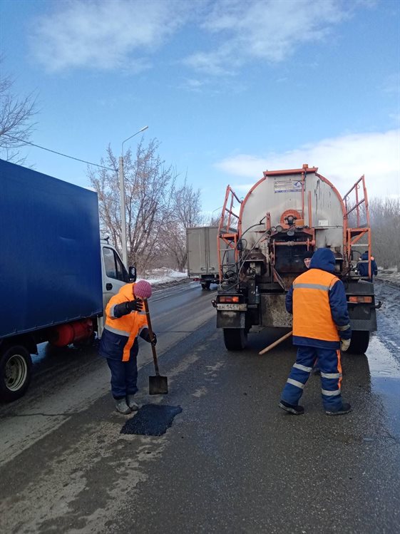 Дорожники расширяли дороги, вывозили снег и латали ямы в Ульяновске