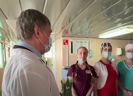 Алексей Русских поздравил сотрудниц детской областной больницы с наступающим праздником