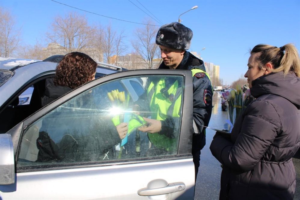 Инспекторы поздравили ульяновских автолюбительниц с праздником