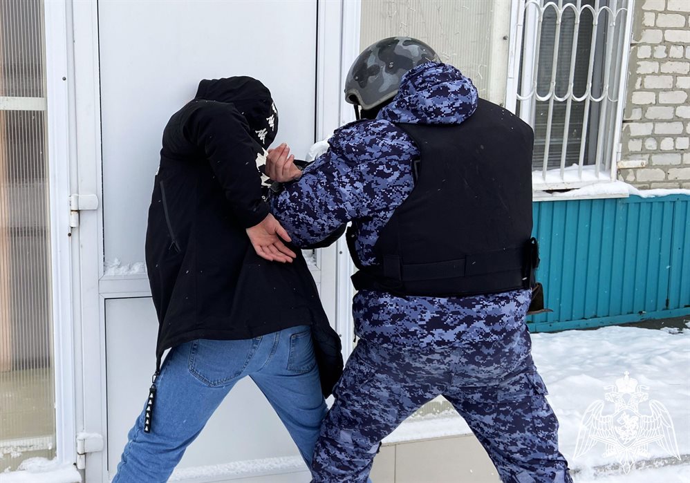 Житель Ульяновска украл из магазина дорогой алкоголь. Его поймали росгвардейцы