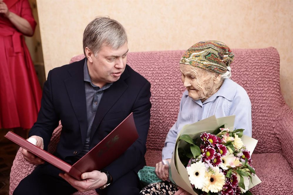 Ветеран Анастасия Навознова из Ульяновска принимает поздравления со столетием