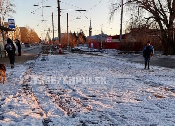 На улице Рябикова закрыли движение трамваев