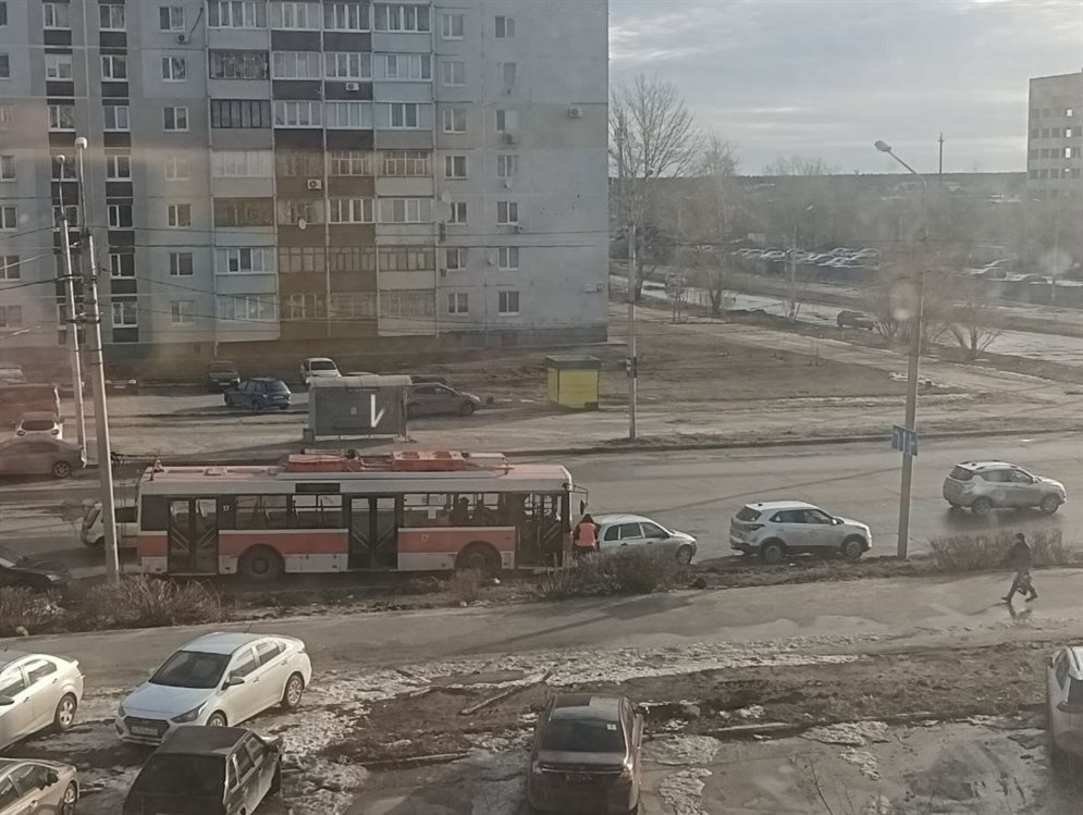 На проспекте Врача Сурова троллейбус столкнулся с легковушкой
