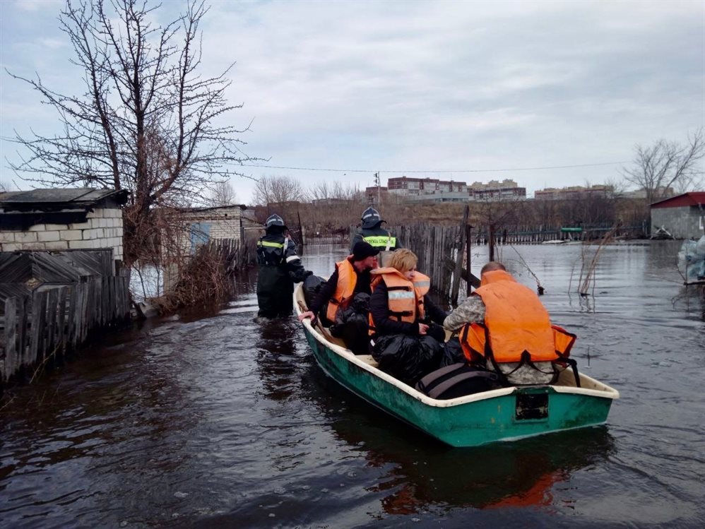 В Вырыпаевке спасатели вывезли на лодке из затопленного дома трёх человек и двух собак