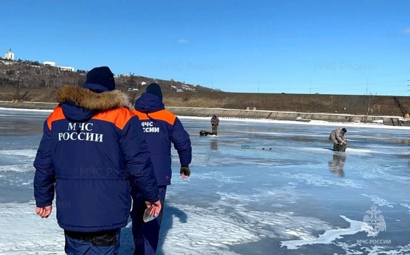 Спасатели следят за рыбаками, которые продолжают выходить на лёд