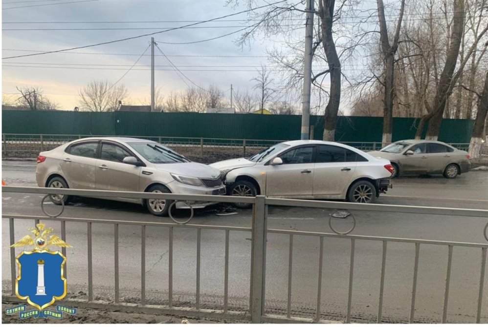 На Димитровградском шоссе столкнулись две иномарки. Пострадали женщина и ребёнок