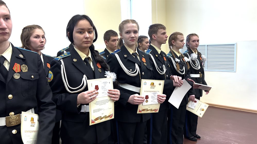 Кадетам из Карсуна вручили медали за участие в Параде Победы