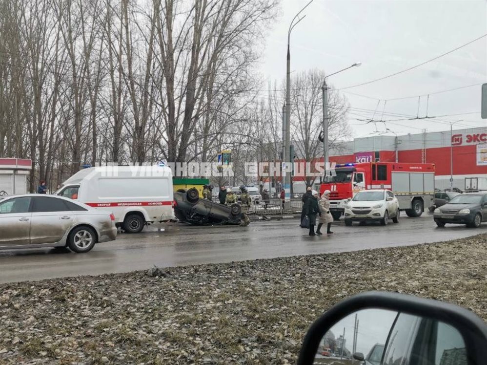 На проспекте Ленинского Комсомола перевернулся автомобиль