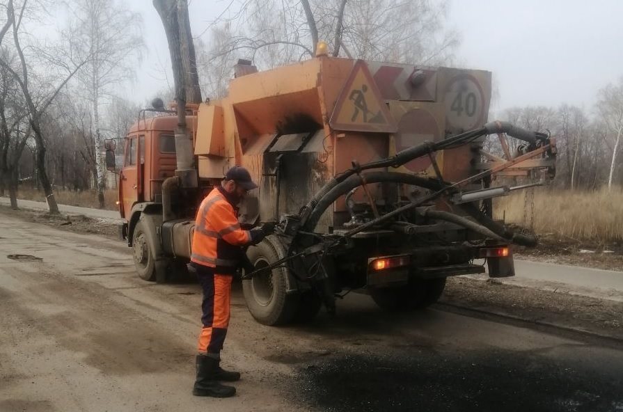 20 бригад устраняют аварийную ямочность на дорогах Ульяновска и Димитровграда