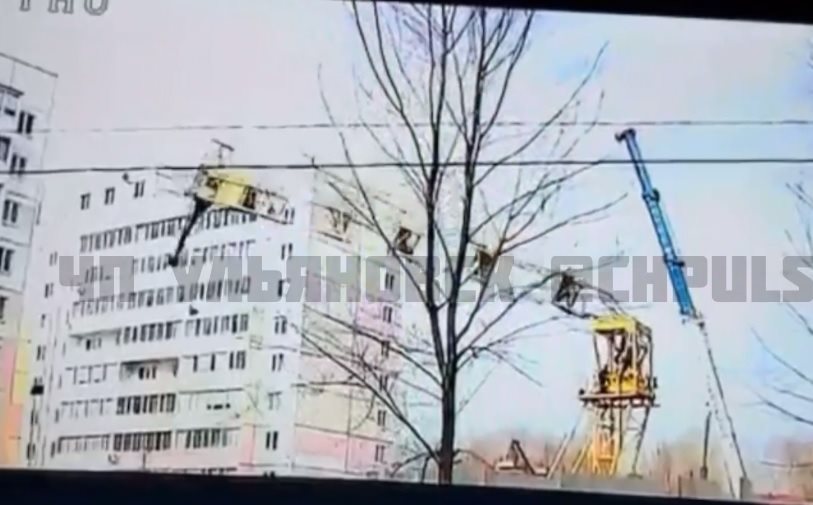 Момент падения крана в посёлке УКСМ попал на видео