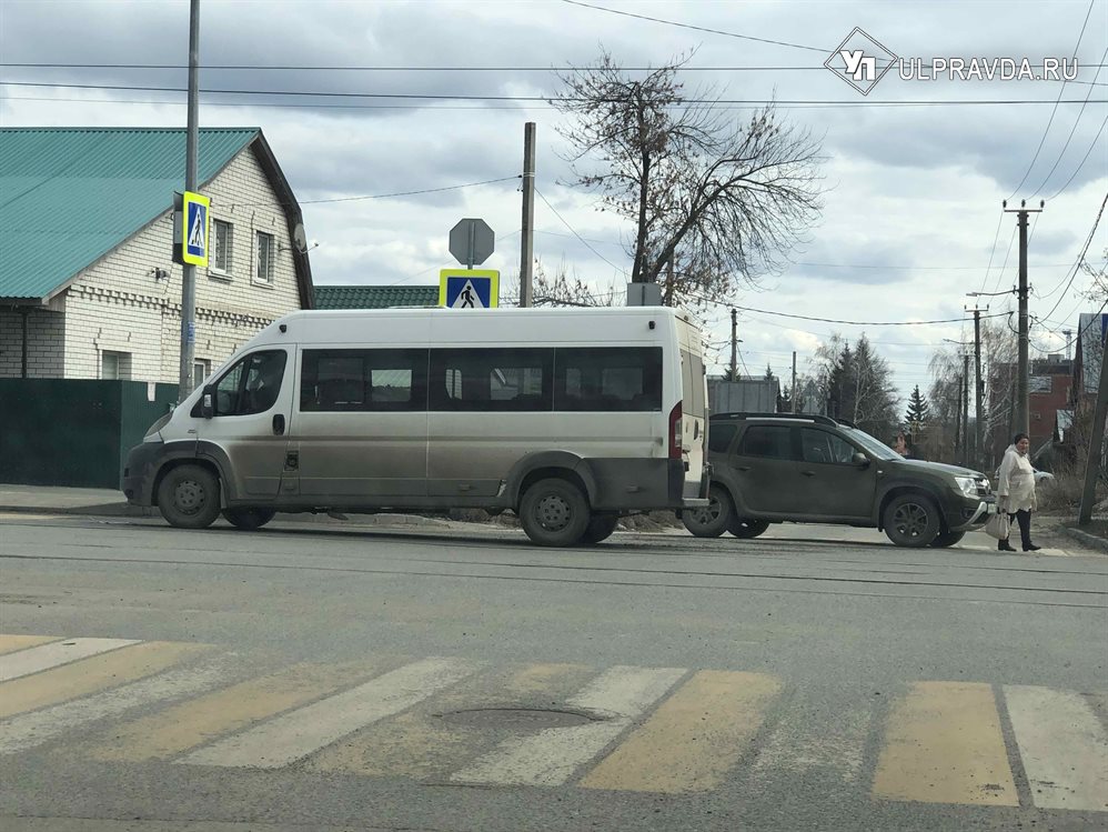 На перекрестке улиц Тимирязева и Олега Кошевого врезались маршрутка и «Рено»