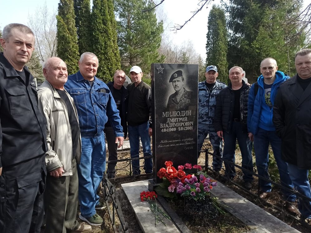 Сотрудники и ветераны ульяновского ОМОН Росгвардии почтили память погибшего товарища
