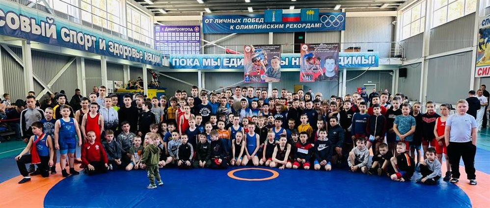 Олимпийский чемпион Алексей Мишин посетил соревнования в Ульяновской области и провел мастер-класс для юных борцов