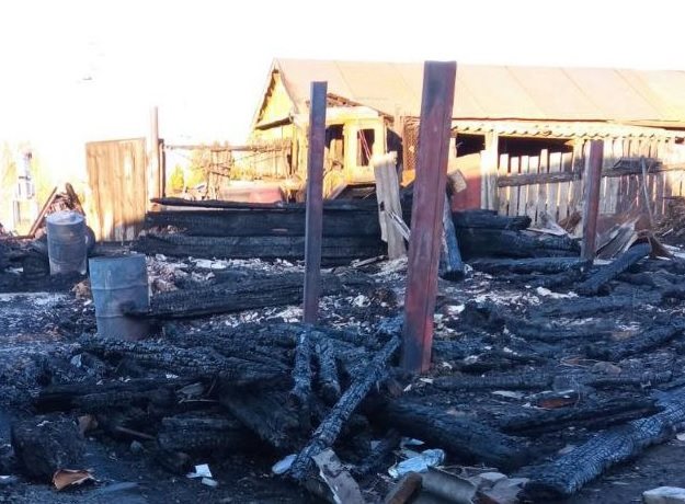 В Игнатовке сгорели дом, постройки, трактор и мотоблок