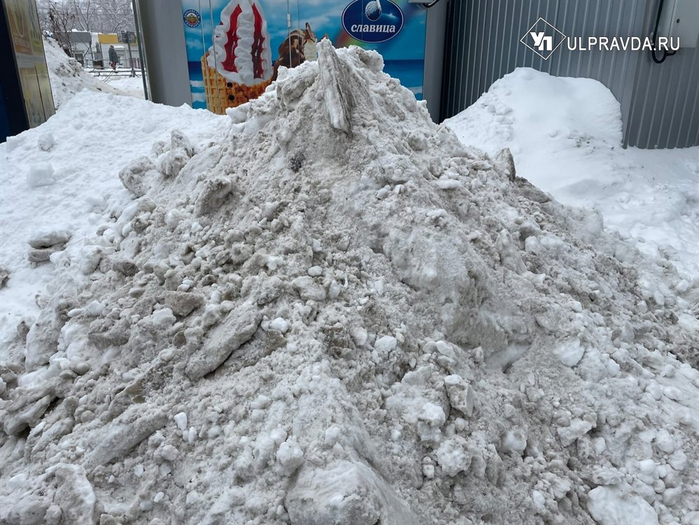 Складирование снега. Снежок в коробке. ПШ воды из снега в Москве.