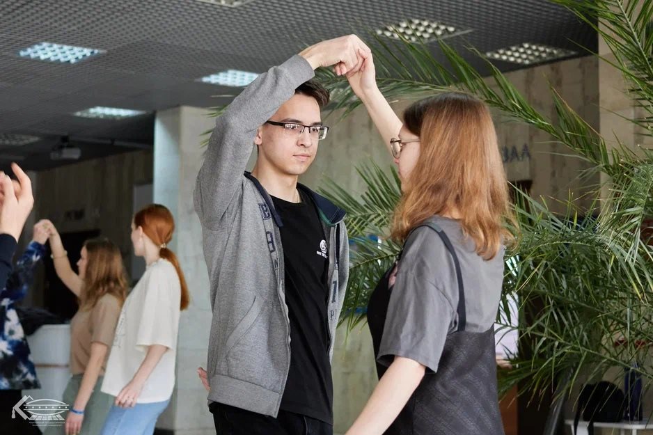 В Ульяновске студенты и преподаватели УлГТУ станцуют вальс на большой перемене