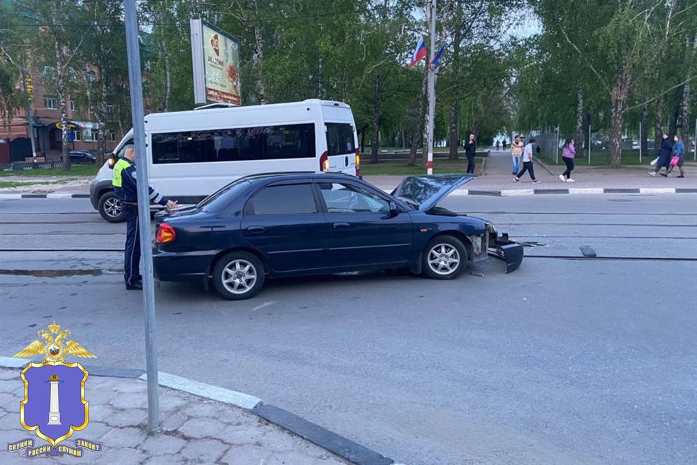 На улице Радищева столкнулись две иномарки. Пострадал человек