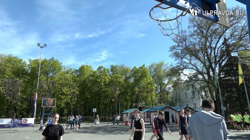 На Соборной площади Ульяновска открыли турнир по баскетболу