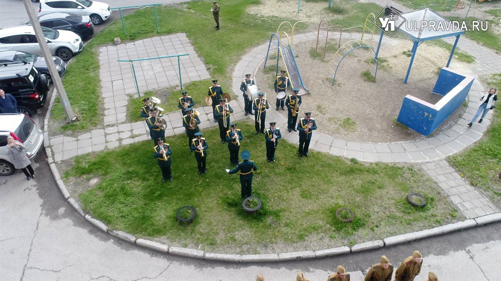 Каждому – лично! В Ульяновске для ветеранов проводят парады Победы