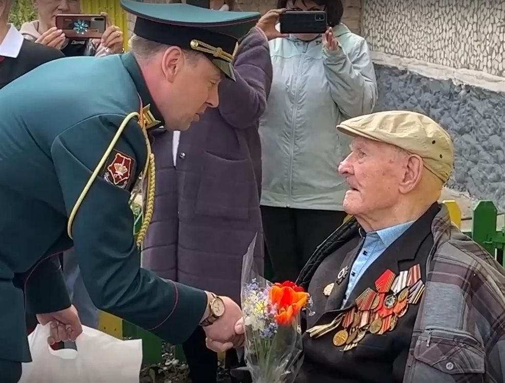 Для ветерана, которому в феврале исполнилось 100 лет, провели парад