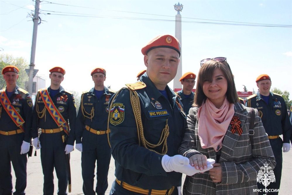 Ульяновский спасатель после парада Победы сделал предложение своей девушке