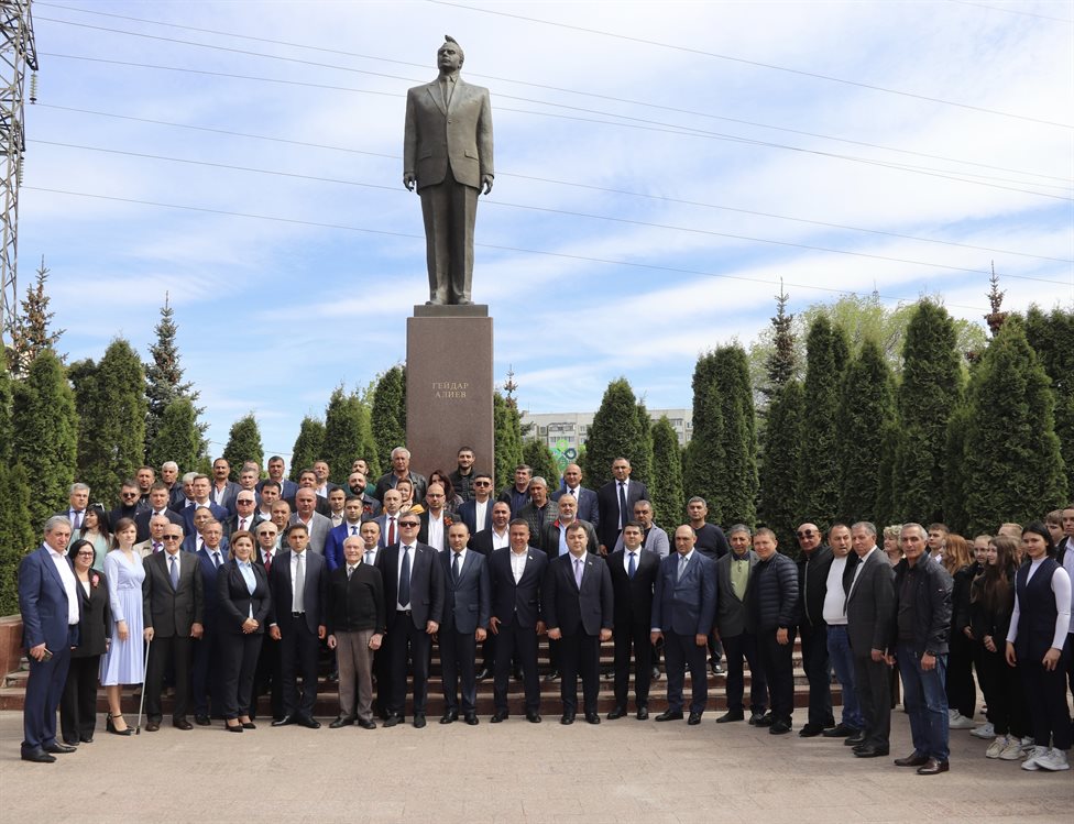 К памятнику Гейдара Алиева в Ульяновске возложили цветы