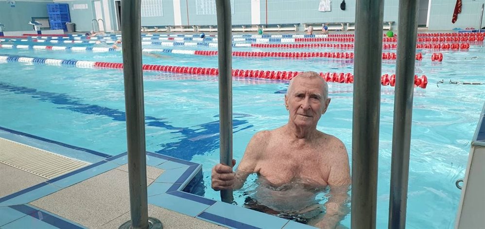 91-летний Николай Исаков из Ульяновска прошел испытание по плаванию на знак золотого достоинства