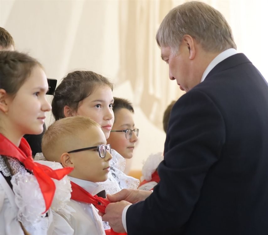 Алексей Русских поздравил юных земляков с Днем пионерии