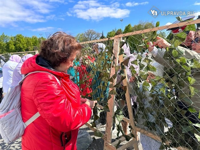 Общественники Ульяновской области целыми семьями плетут маскировочные сети