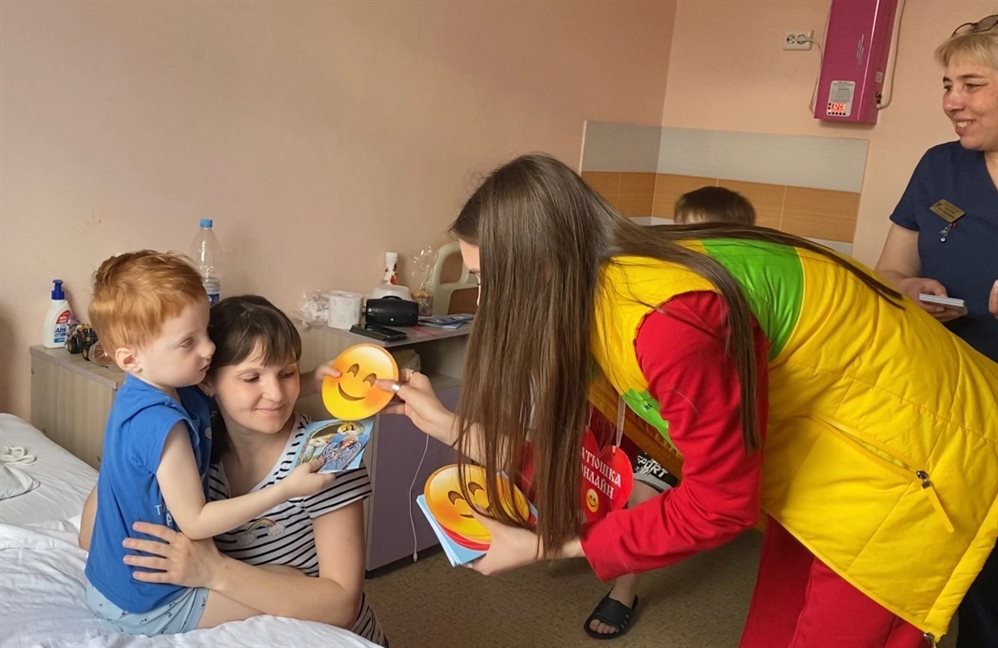 В праздник Николая Чудотворца волонтеры проекта «Батюшка онлайн» поздравили медиков и пациентов больниц