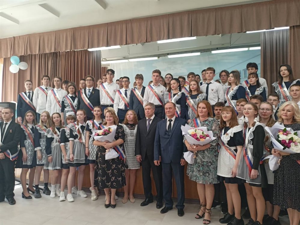 Алексей Русских поздравил выпускников 38-го лицея с последним звонком