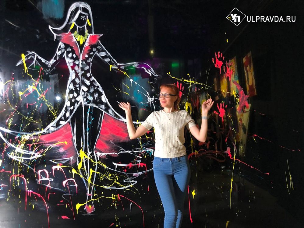 В Ульяновске художники за час нарисовали на стене картину, а дизайнеры создали платье