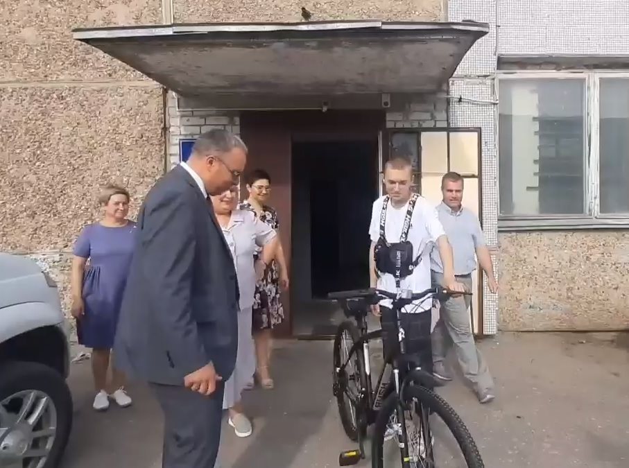 Глава Димитровграда вручил велосипед студенту, отдавшему сбережения на нужды бойцов СВО