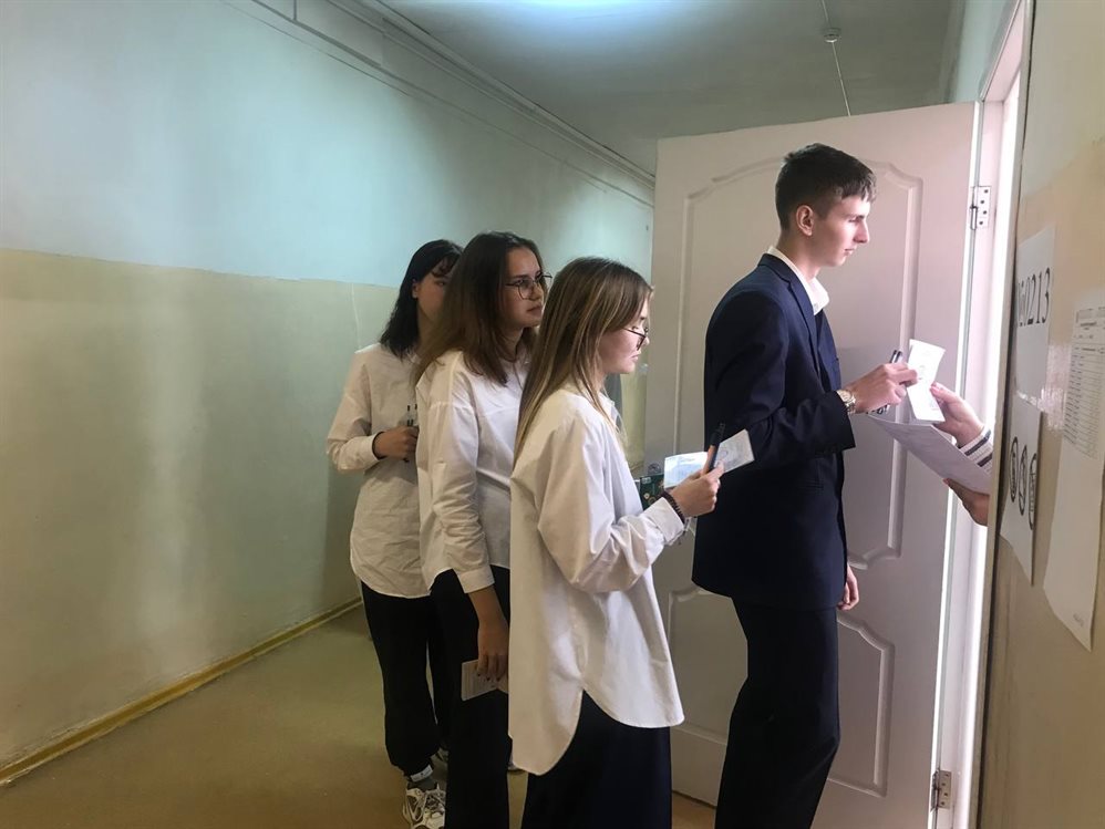 Школьники Ульяновска пишут сегодня самый массовый ЕГЭ по выбору