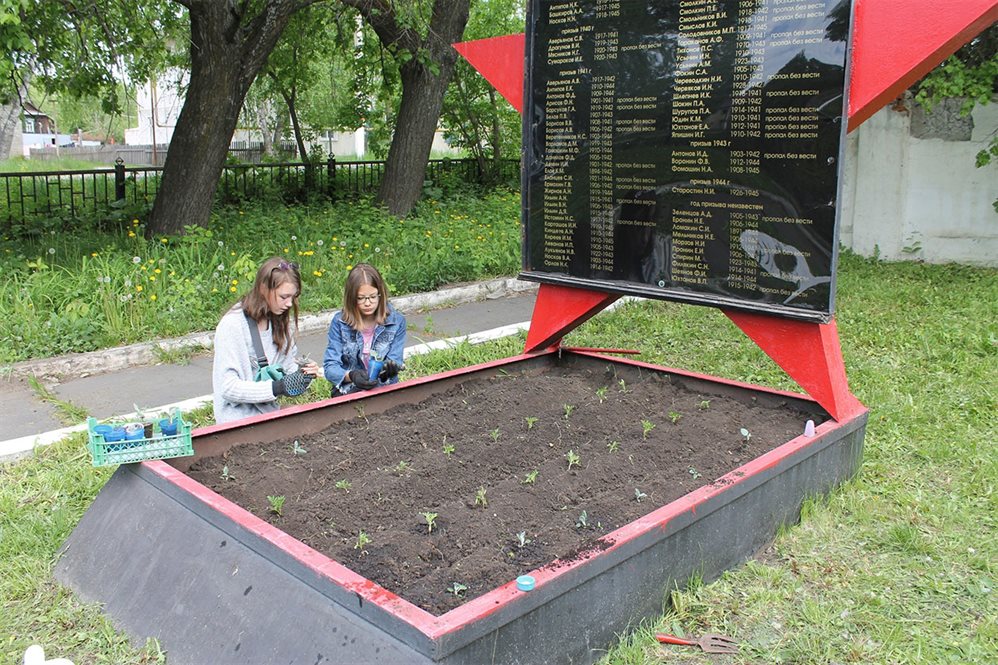 Школьники Базарного Сызгана сохраняют памятные места