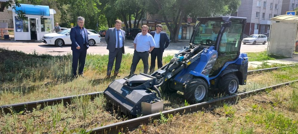По трамвайным путям Ульяновска пустили специальный трактор для покоса травы