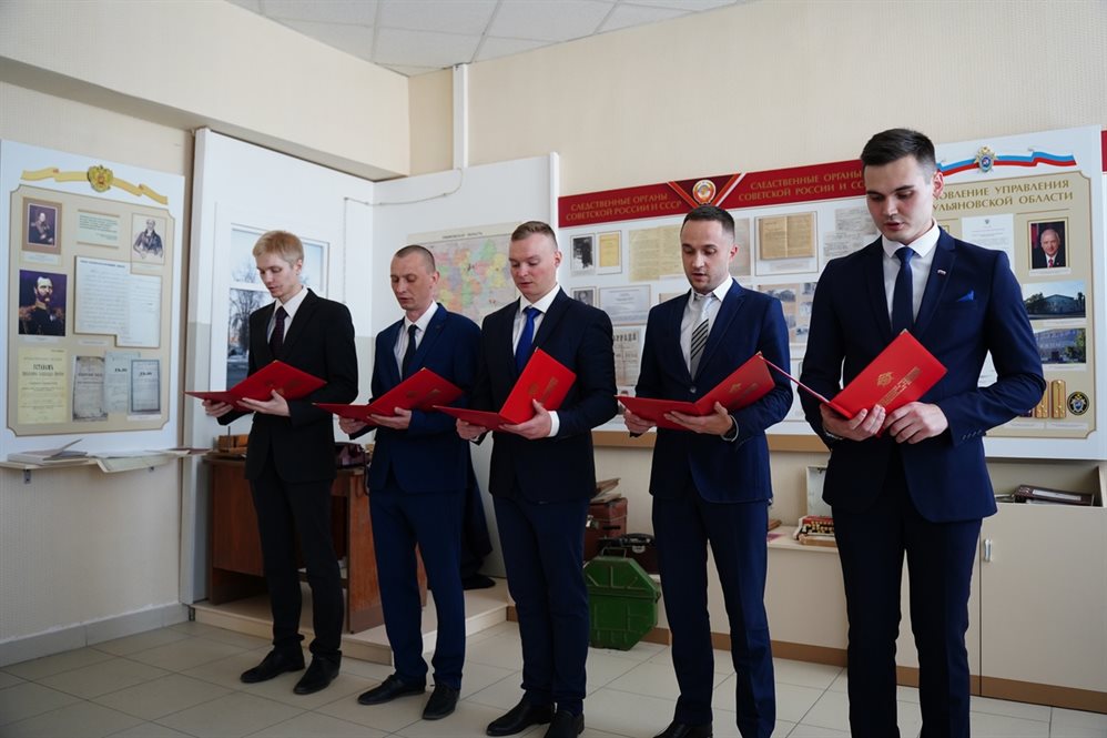 В Ульяновске молодые следователи СК в торжественной обстановке приняли присягу