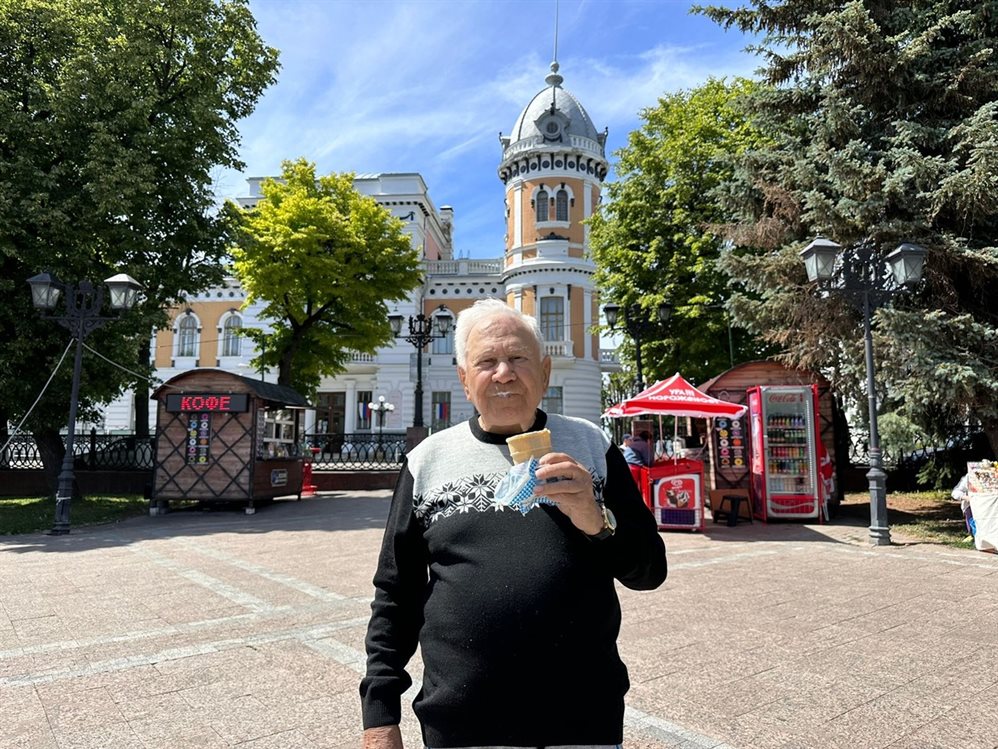 100-летний ветеран оценил ульяновские самолеты и съел по мороженому с «Волонтерами Победы»