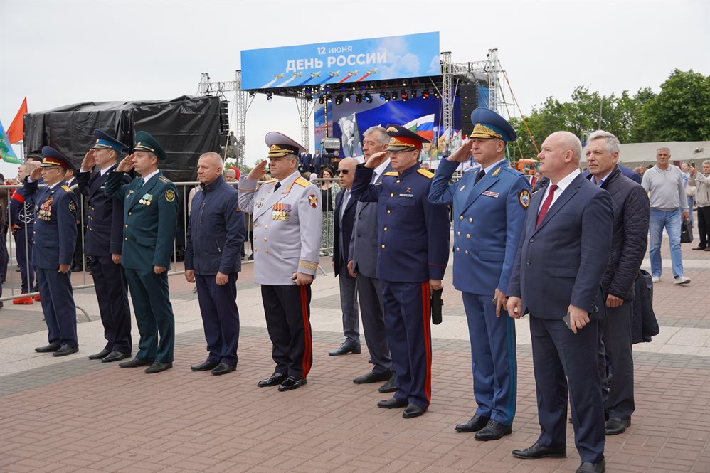 Главный следователь региона поучаствовал в праздновании Дня России и церемонии поднятия государственного флага