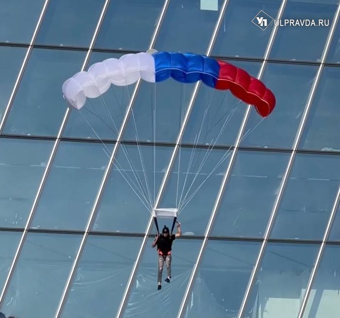 Ульяновские блогеры увидели в Питере прыжок Бойцова с парашютом с самого высокого небоскреба России
