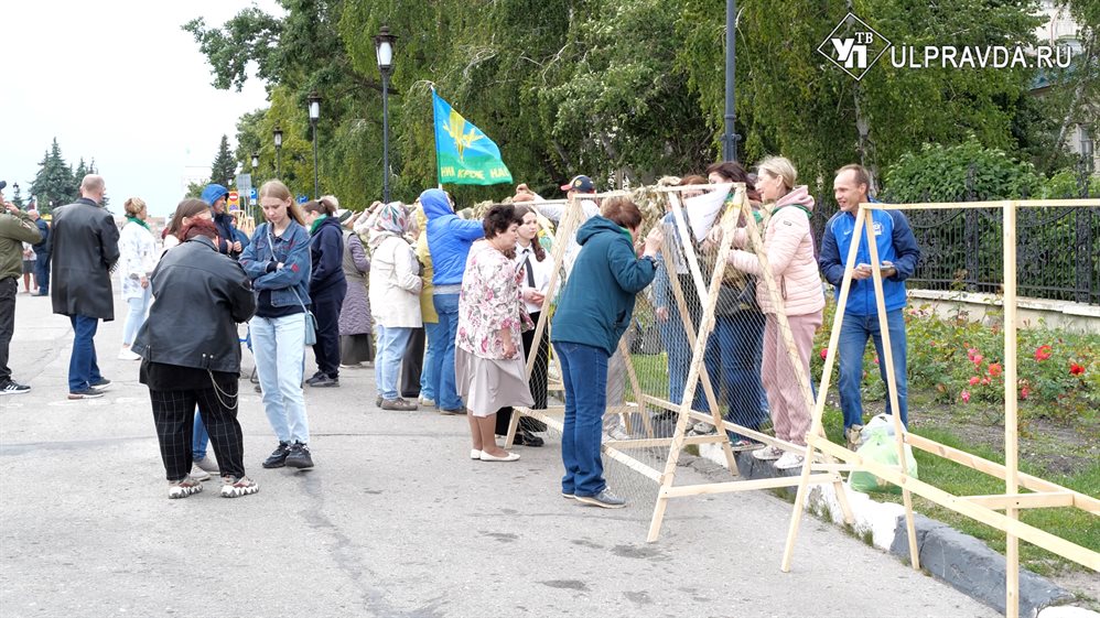 В День России ульяновцы сплели маскировочную сеть в сотню метров