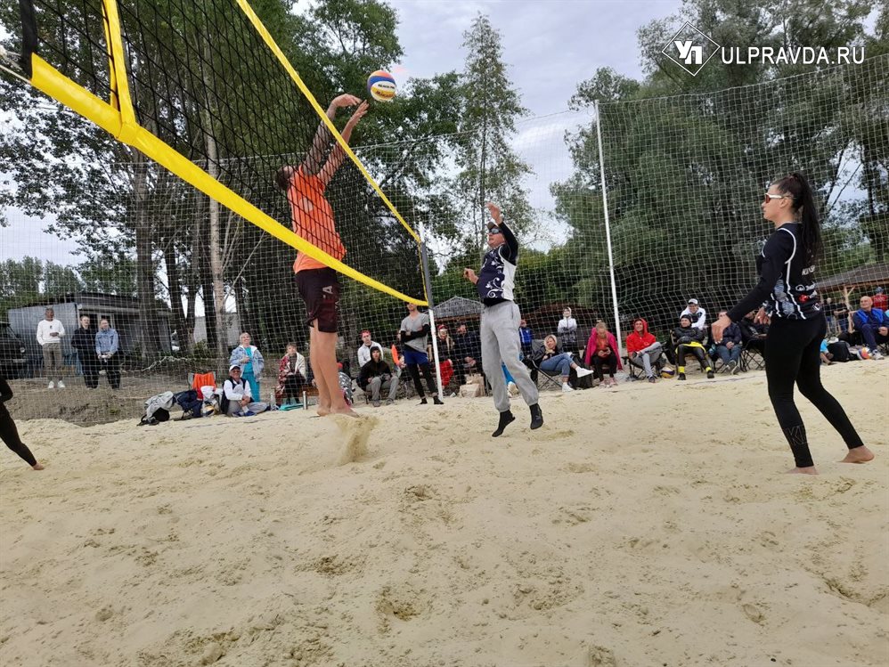 В День России на новом ульяновском пляже выступили мастера волейбола и самбо