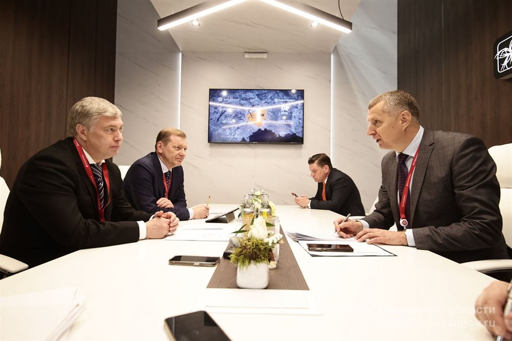 Алексей Русских обсудил с послом Беларуси в России Дмитрием Крутым развитие сотрудничества в сфере промышленной кооперации