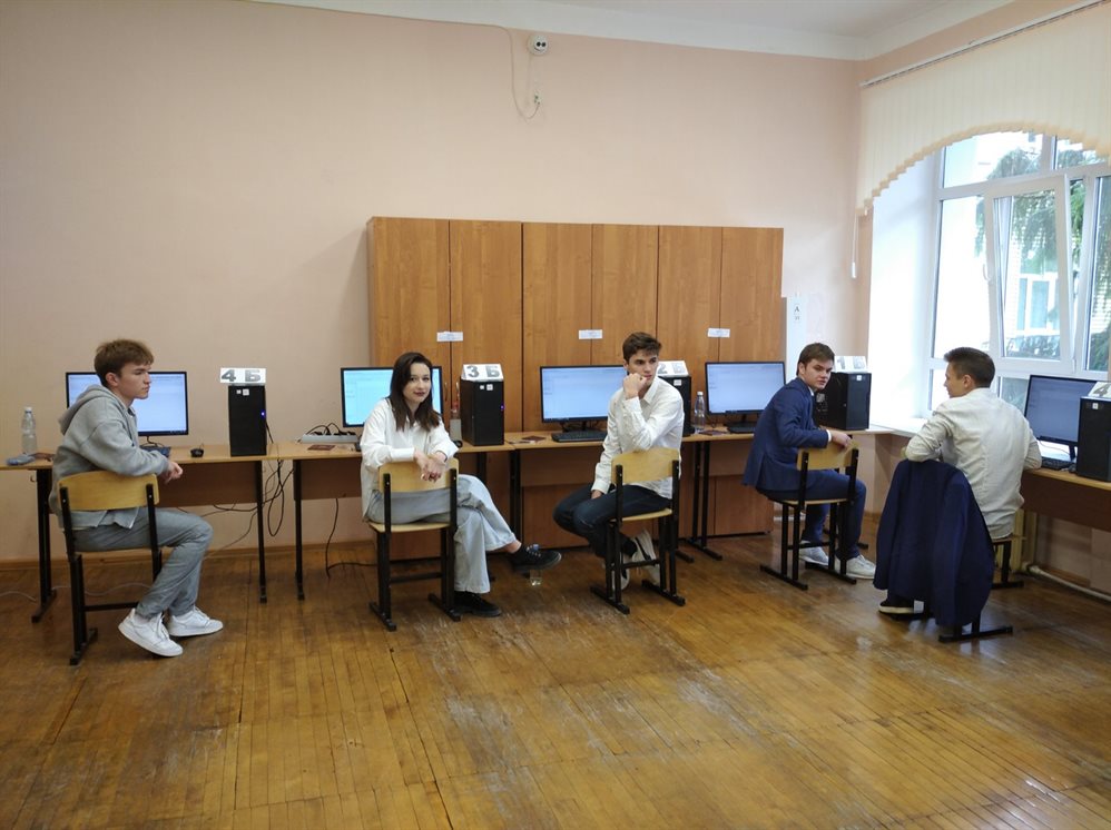Выпускники школ Ульяновска сдают ЕГЭ по информатике и ИКТ